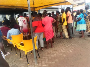 Image of People waiting in line to register their sim cards