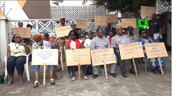 Image of Pensioner bondholders picketing at the Ministry of Finance