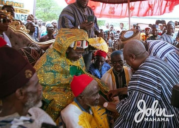 Image of Former President, Mahama with the new Overlord of the Gonja Kingdom Yagbonwura Bii-Kunuto Jawu (I)