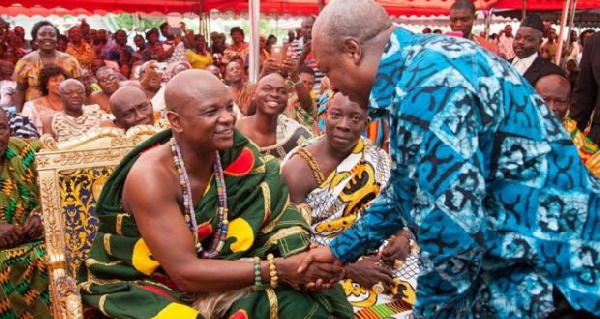 Image of John Mahama greets Togbe Afede at a public function